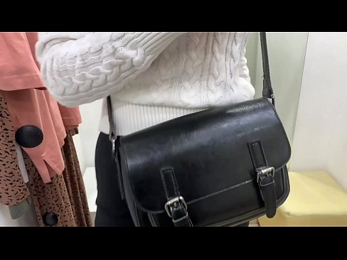 ❤️ Masturbasyon piblik nan jenn femèl FeralBerry ak yon gode nan sal la Fitting ❤️ Videyo pònografi nan nou