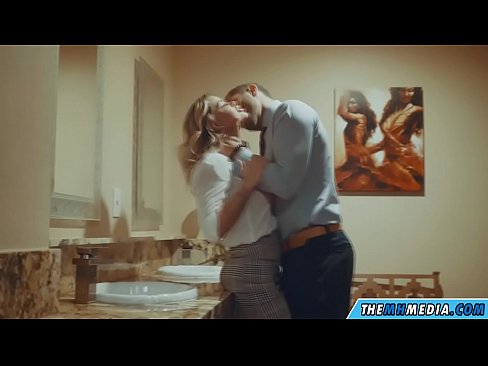 ❤️ Lè yon blond bèl sedui ou nan yon twalèt piblik ❤️ Videyo pònografi nan nou